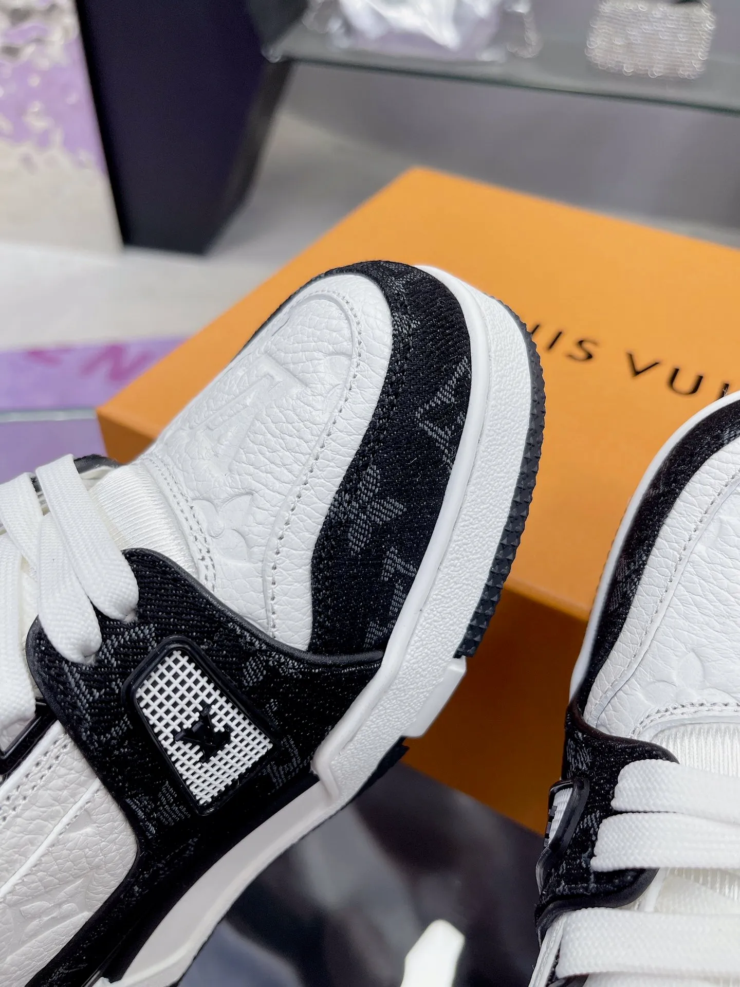 👟👟Ex-factory price 840👟👟 Original development, quality shipping, welcome to compare ❥❥❥❥❥❥LV Trainer Maxi sneakers series LV Trainer Maxi sneakers introduce the loose silhouette of the ready-to-wear series into the LV Trainer sneaker design written by Virgil Abloh, making an eye-catching appearance at the 2024 spring and summer men's wear show. The cow leather upper is combined with rough fabric laces, and colorful beading highlights the brand's classic elements. LV letters mark the tongue and Monogram floral outsole. Mixed materials Made of first-layer cowhide, wrapped in imported custom-printed denim, thick shoelace design, large Monogram print on the side, "lv 54" badges on the tongue and heel, rubber outsole decorated with Monogram flowers, mesh lining and cotton feet, the comfort is as extreme as ever, premium heritage, quality first, worth owning! Size: 35-40 for women, 39-44 for men (45 is custom-made and cannot be returned or exchanged) ♡Full set of packaging with original gift box